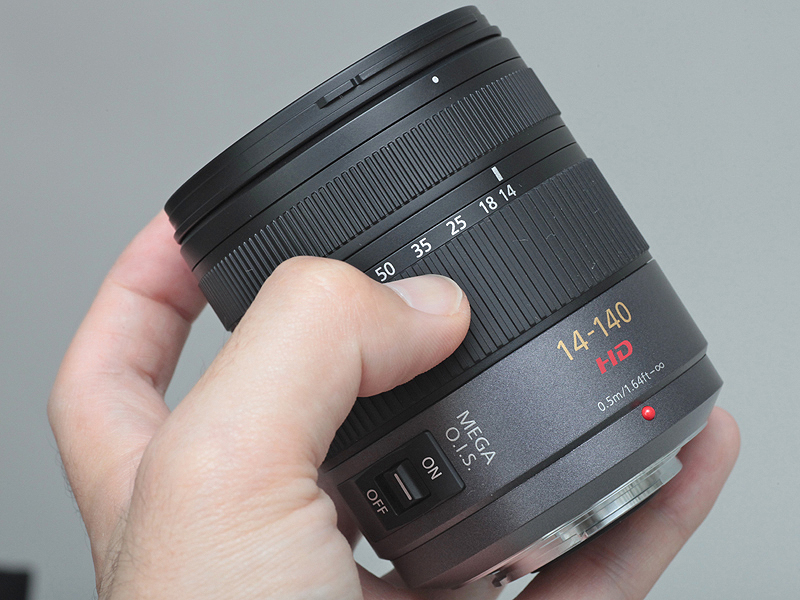 <b>LUMIX G VARIO HD 14-140mm F4-5.8 ASPH. MEGA O.I.S.。価格は10万6,050円</b>