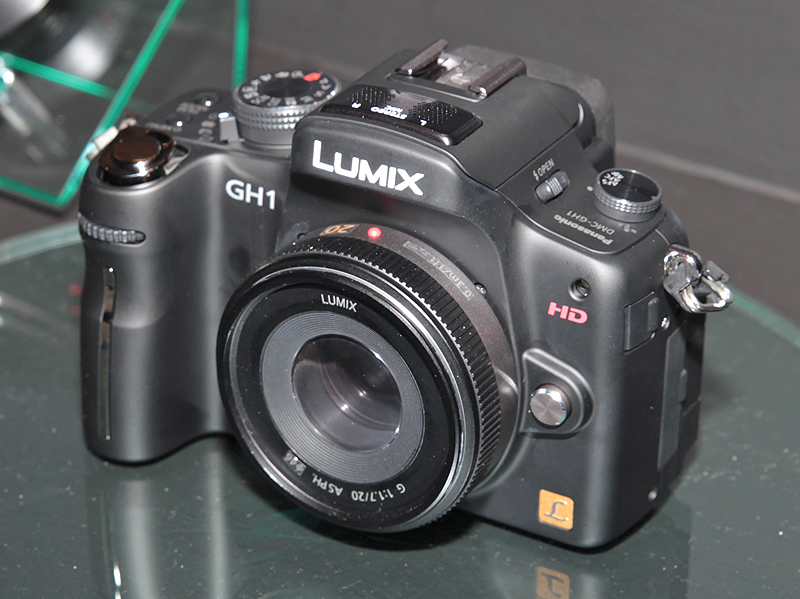 <b>20mm F1.7をDMC-GH1に装着</b>