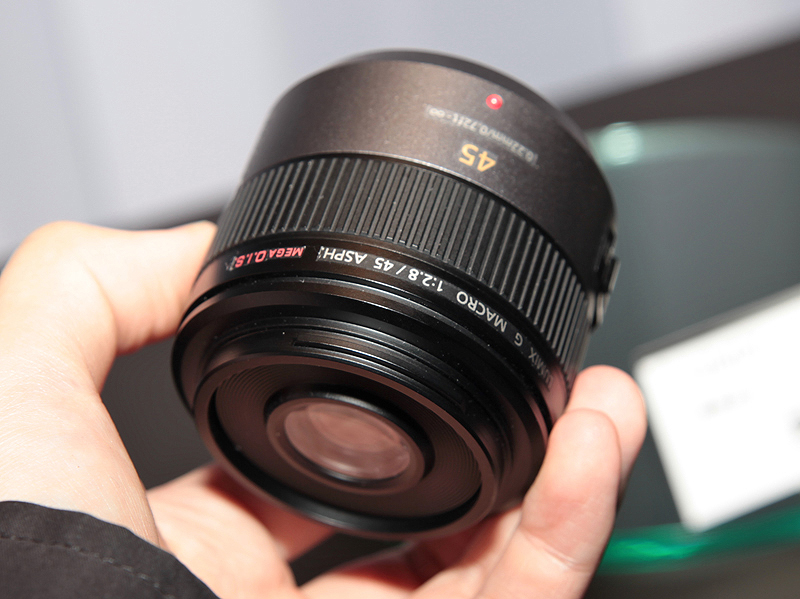 <b>45mm F2.8 MEGA O.I.S. Marcro</b>