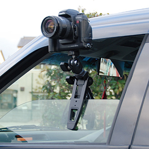 <b>自動車の窓ガラスに固定することも可能</b>