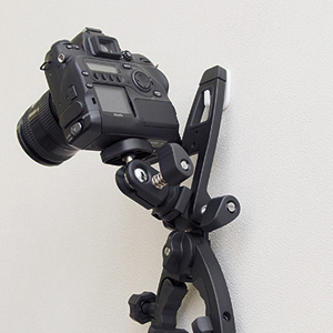 <b>壁のフックにも取り付けできる</b>