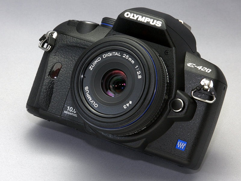 <b>約1年前に購入したE-420とパンケーキレンズ「ZUIKO DIGITAL 25mm F2.8」。これだけコンパクトなら十分、という気も当時はしていたのだが</b>