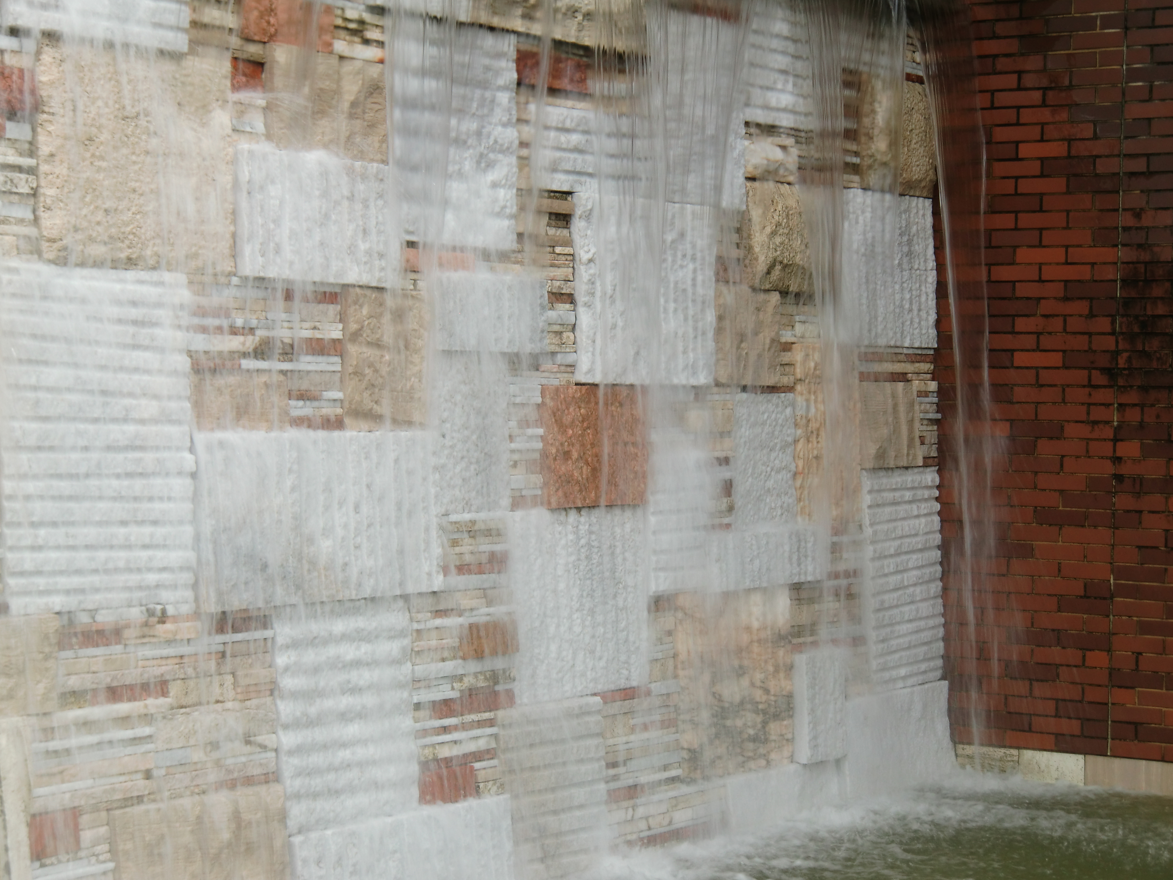 <b>「水の流れを滑らかに写します」。EX-H10 / 約3.9MB / 4,000×3,000 / 1/40秒 / F10.5 / 0EV / ISO64 / WB:太陽光 / 13.6mm</b>