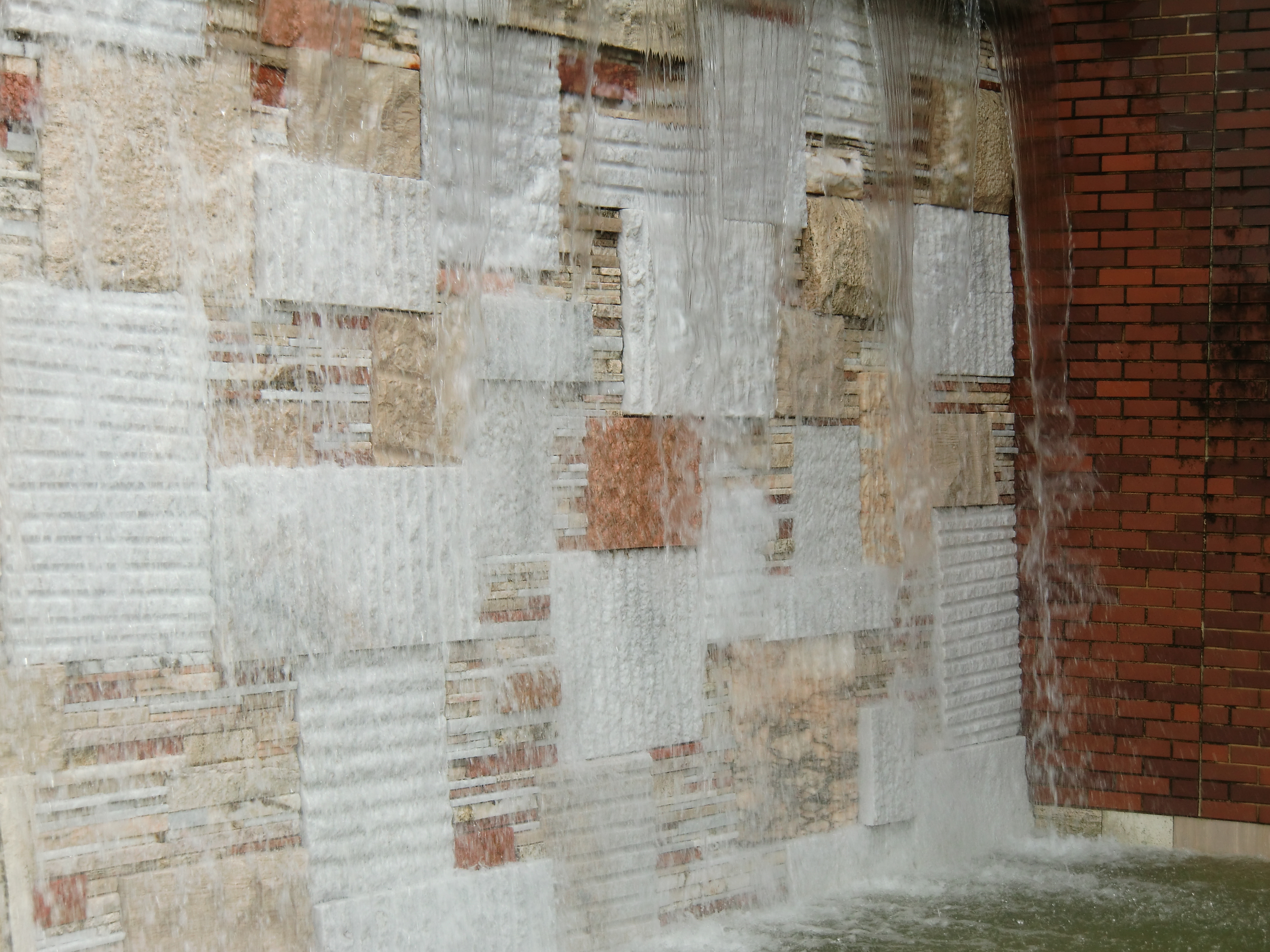 <b>プログラムオートで撮影。EX-H10 / 約4.8MB / 4,000×3,000 / 1/200秒 / F4.6 / 0EV / ISO64 / WB:オート / 13.6mm</b>