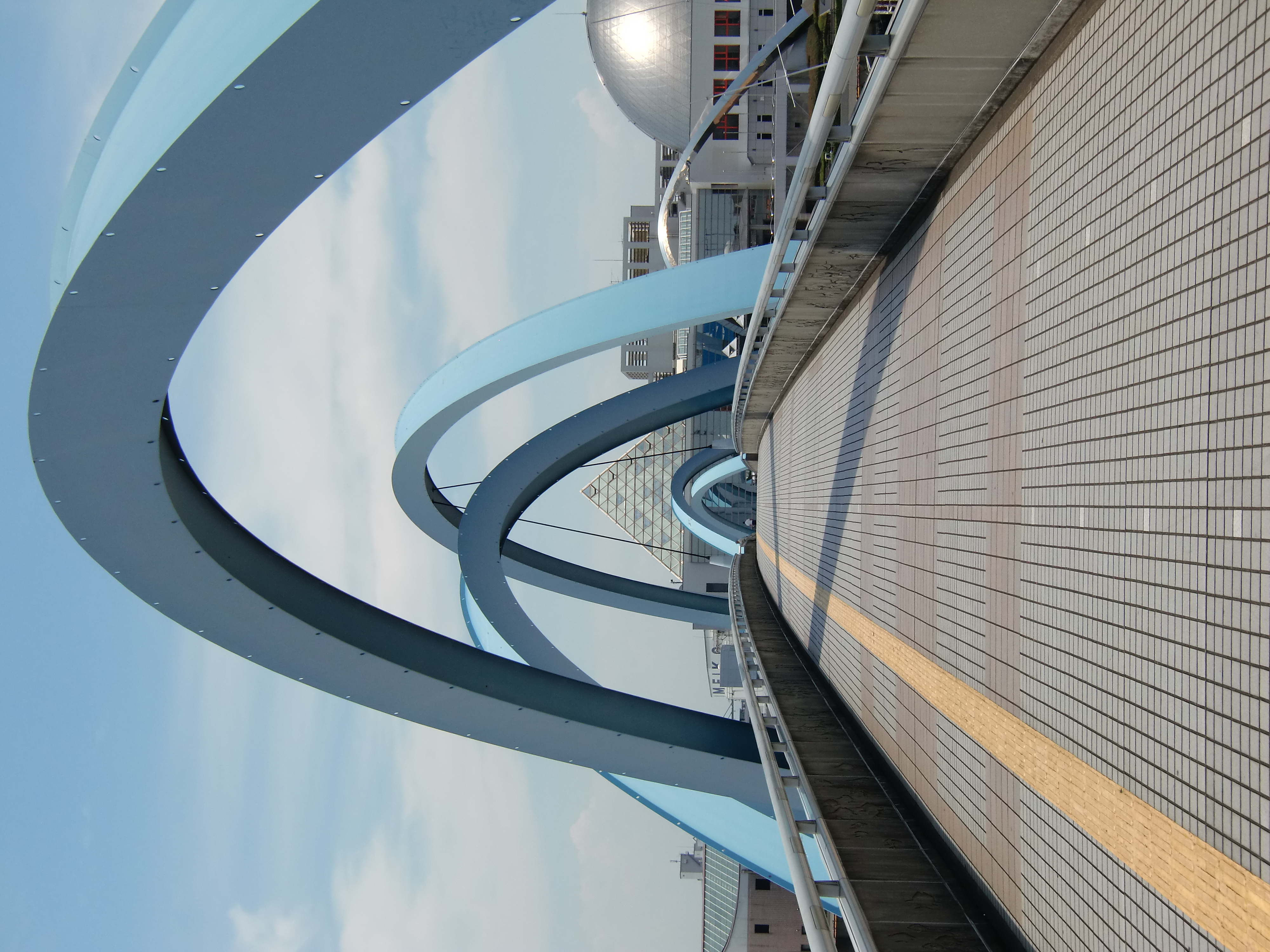 <b>EX-H10 / 約4.8MB / 3,000×4,000 / 1/200秒 / F9.3 / 0EV / ISO64 / WB:オート / 8.4mm</b>