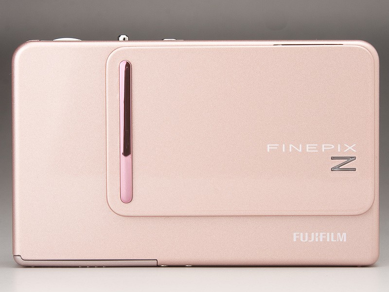 <b>レンズカバーを閉じたところ。斜め下に向かってスライドさせる。電源ボタンはないので、再生時も、まずはレンズカバーを開ける必要がある</b>