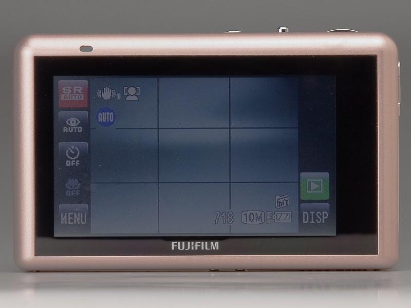 <b>アイコンは大きく、指でタッチしやすいサイズ。もう少しアイコンがあってもよかったような気がする。ディスプレイは16:9で、DISPアイコンをタッチすると、画面上のアイコンが消えるので、アスペクト比16:9で撮影する場合は全画面表示になる</b>