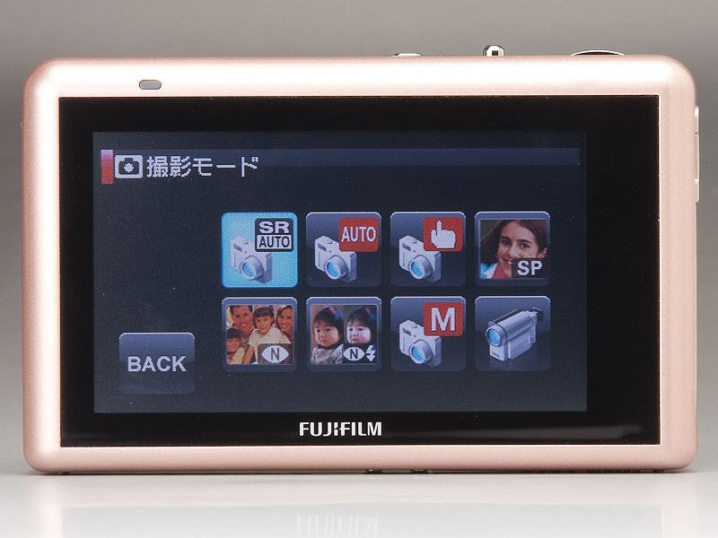 <b>モード切替画面。こうした画面遷移を伴う際にもう少しきびきびと動いてくれるとうれしい。ただ、画面切り替え時に「砂時計」が表示されて画面が止まるのではなく、アニメーションするのは、待たされ感の軽減に役に立つ。こうしたFlashベースのUIは、同社のデジカメでは初めて採用されたものらしい</b>