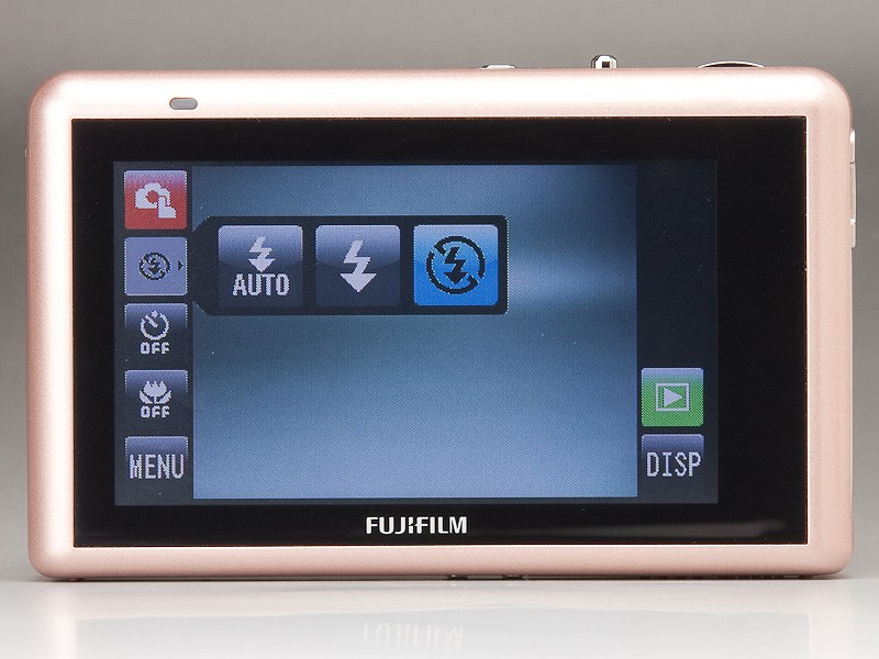 <b>ストロボやマクロの切り替えは、画面の横にアイコンがせり出す。この場合は待たされ感もなく、手軽に切り替えられていい。</b>