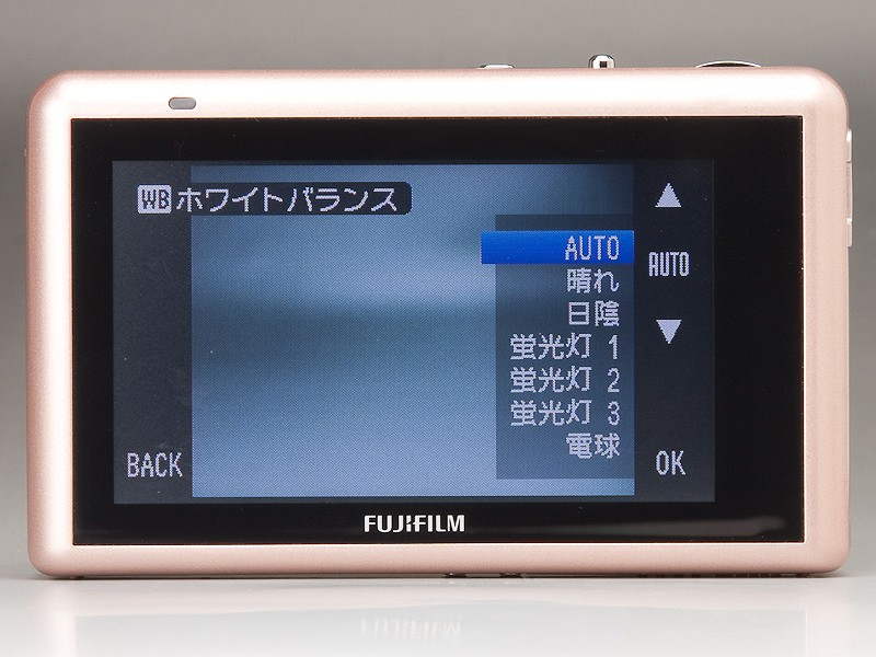 <b>こちらはホワイトバランス。これも矢印のタッチのみで、離れた場所にある項目をタッチで一気に選択することはできない</b>