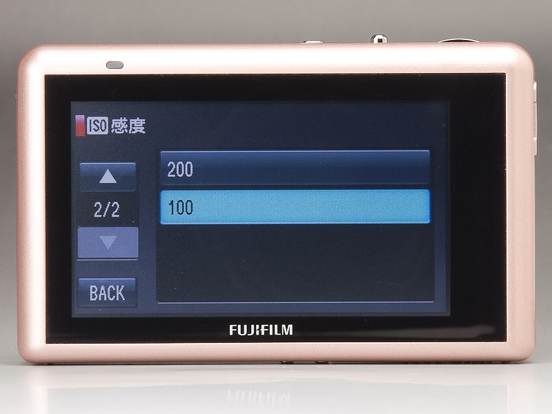 <b>ISO感度の画面。こちらは矢印で上下に画面が移動し、項目をタッチすることで選択する</b>