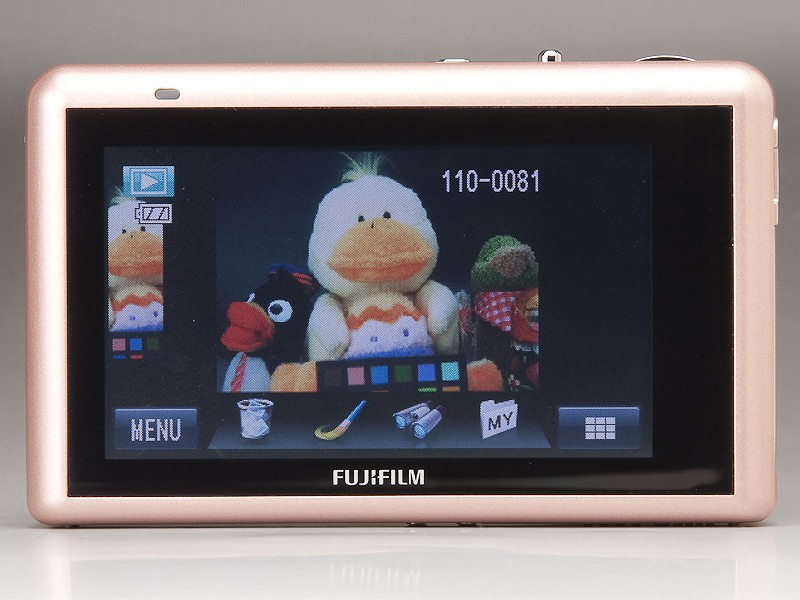 <b>再生画面で画像にタッチするか、ズームレバーをワイド側に一度押すとこの画面になる。削除やレタッチ、フォルダ分けが選択できる</b>