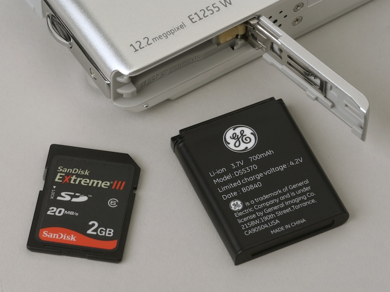 <b>記録メディアスロットはSDHC/SDメモリーカードに対応。バッテリーにはGEのロゴマークが入る</b>