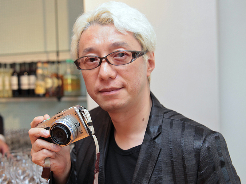 <b>手塚眞氏。「ちょうど今月旅行するので、E-P1でいろんなものを撮ってみたいです」</b>