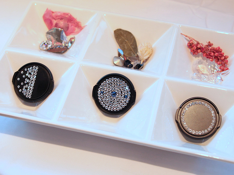 <b>ラインストーンをあしらったレンズキャップ</b>