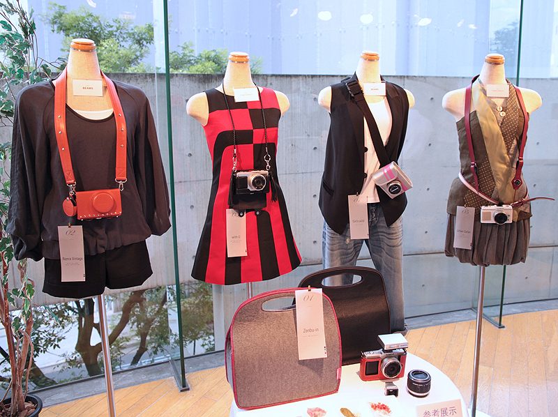 <b>さまざまなスタイルのストラップとボディジャケットも展示</b>