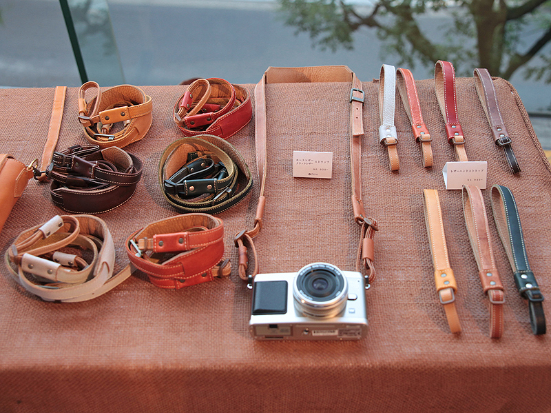 <b>サードパーティとなる「アクリュ」（Acru）のアクセサリーも展示していた。こちらは、E-P1のためにデザインしたというストラップ（販売中、以下同）</b>