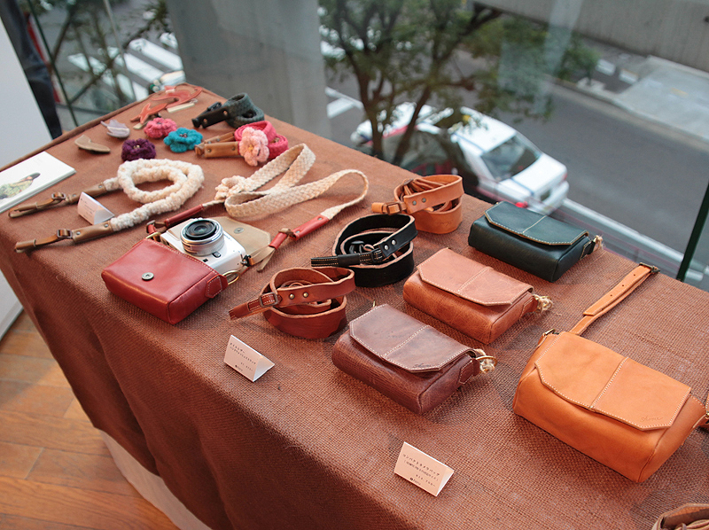 <b>そのほか、カメラケースや編ひものストラップなどもあった</b>