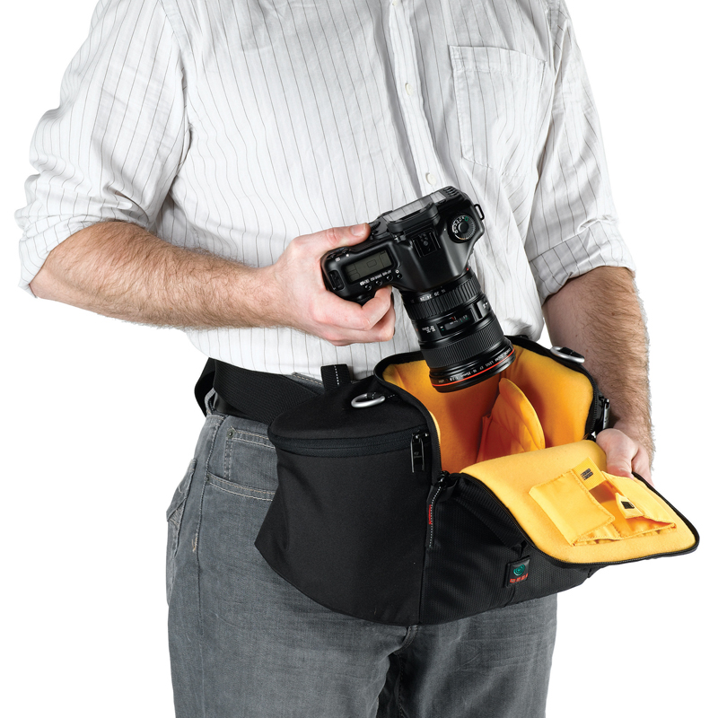 <b>本体を体の前面に回すことで、素早い取り出しができるとしている</b>