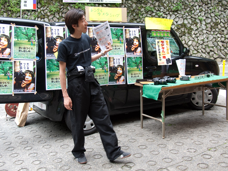 <b>店頭営業は2人体制</b>