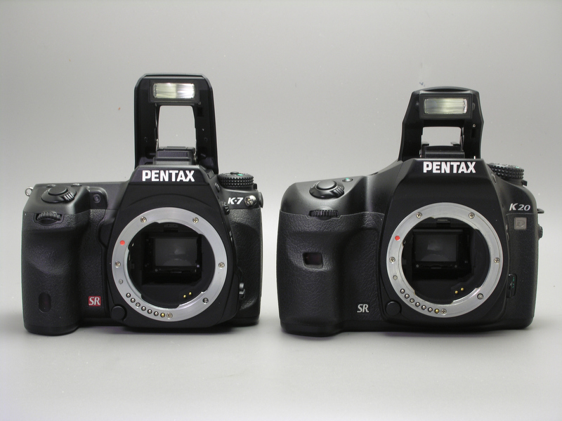 <b>K-7のストロボ発光部は、K20Dに比べ高い位置にある。そのため鏡筒の太いレンズでもケラレが少なく、赤目も起きにくい</b>