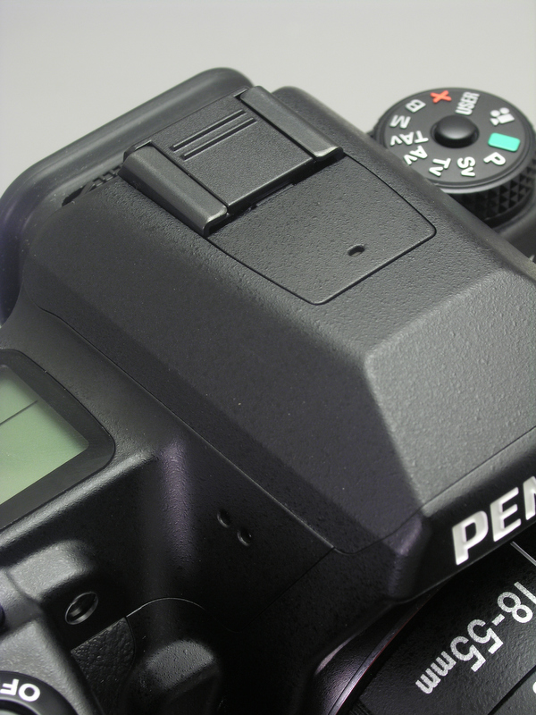 <b>アクセサリーシューの手前にある小さな穴が内蔵マイク。この場合は音声はモノラルで記録される</b>