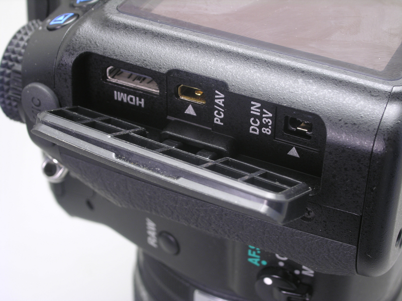 <b>ボディサイドには、通常のUSB端子と並んで、HDMI端子を装備</b>