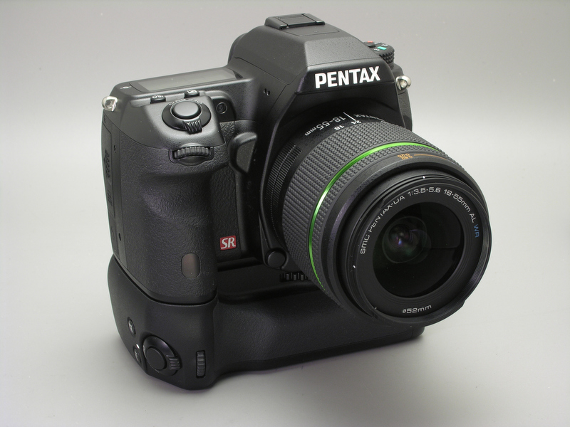 <b>バッテリーグリップ「D-BG4」（オープン価格）を装着した状態。実勢価格は2万円前後</b>