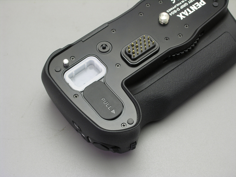 <b>グリップにはボディ側の端子カバーだけでなく、グリップを取り外した際に使用する端子カバーの収納部が設けられている</b>