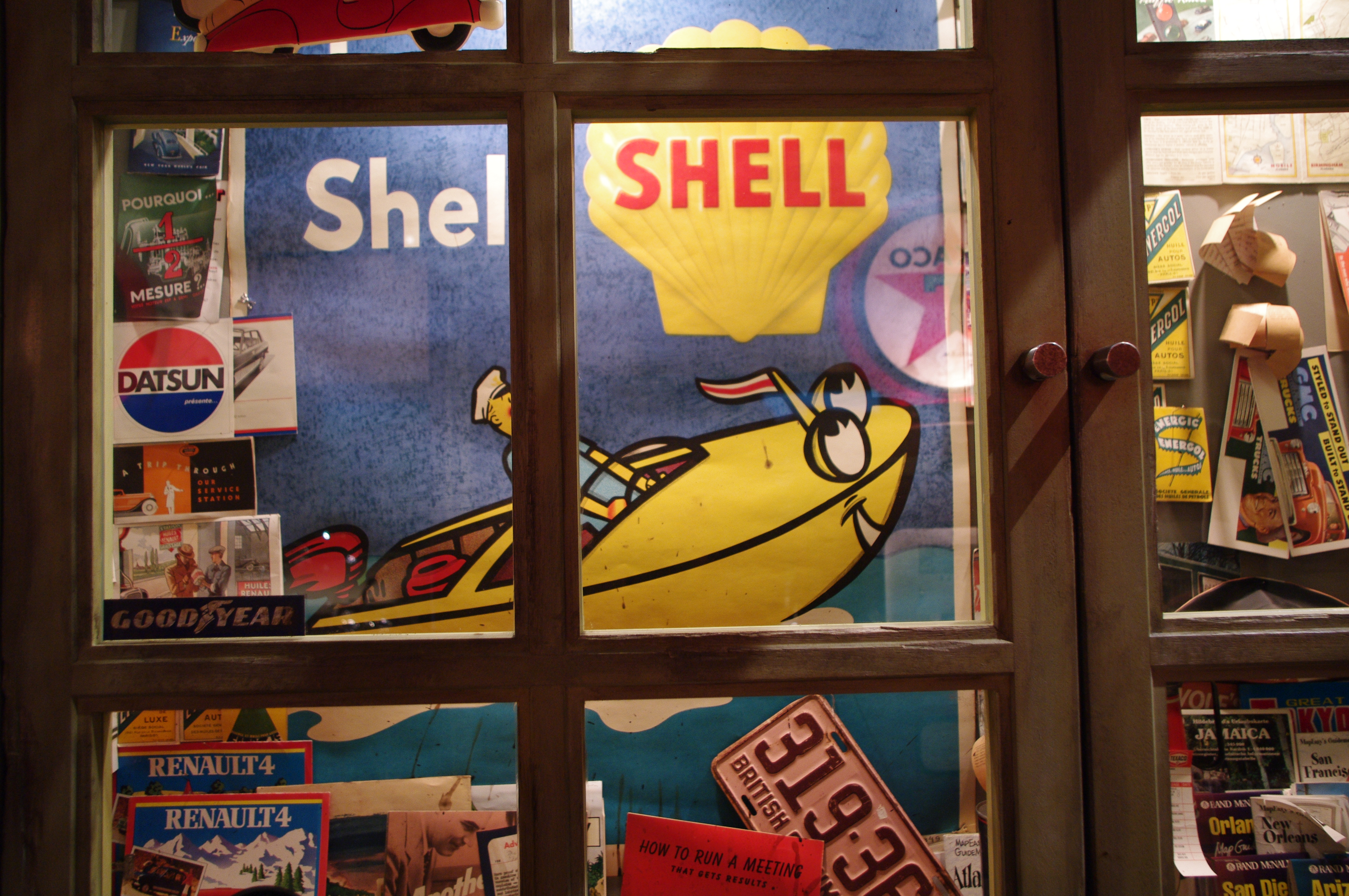 <b>ディストーション補正オン。窓枠のタル型の歪みが補正された</b>