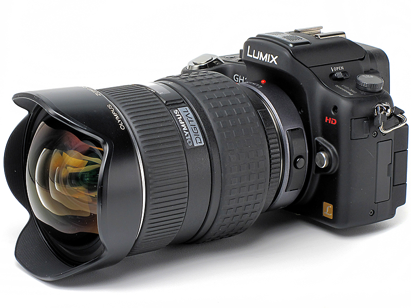 <b>マウントアダプターを使って、ZUIKO DIGITAL ED 7-14mm F4をパナソニックLUMIX DMC-GH1に装着。かなりアンバランスだ</b>