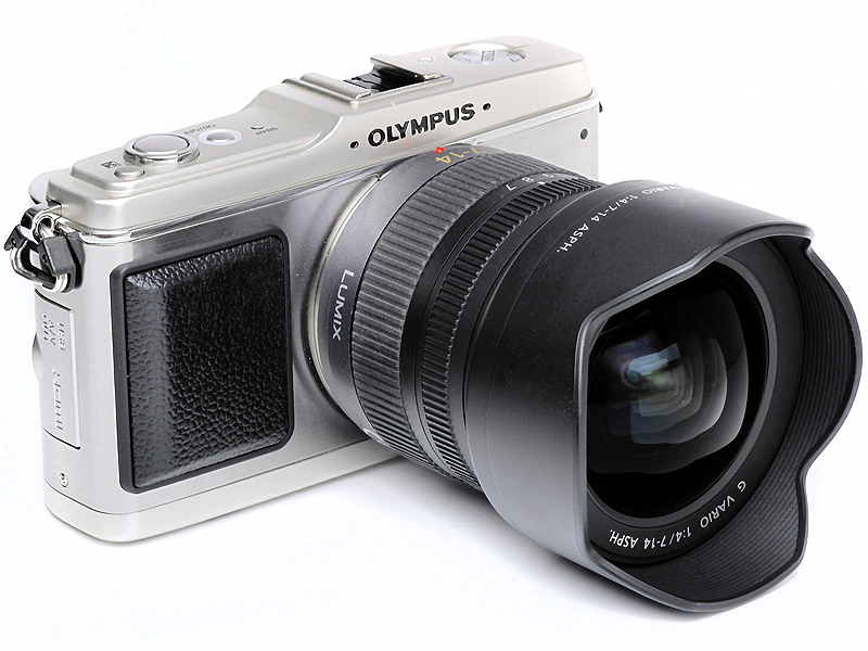 <b>オリンパスのE-P1にG VARIO 7-14mm F4を装着。DMC-GH1よりもボディの高さが低いので、少しレンズが大きく見えるが、軽量なレンズなのでグリップのないE-P1でも楽々ホールディングできる</b>