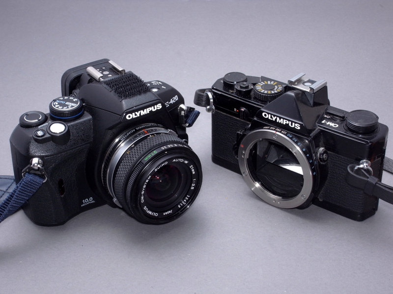 <b>E-420（左）は、OM-1（右）と同等のボディサイズを実現し、OMシステムのMFレンズを装着してもよく似合う。しかし、E-420のフォーカシングスクリーンは素通しに近く、ファインダーでのピント合わせはかなり難しい</b>