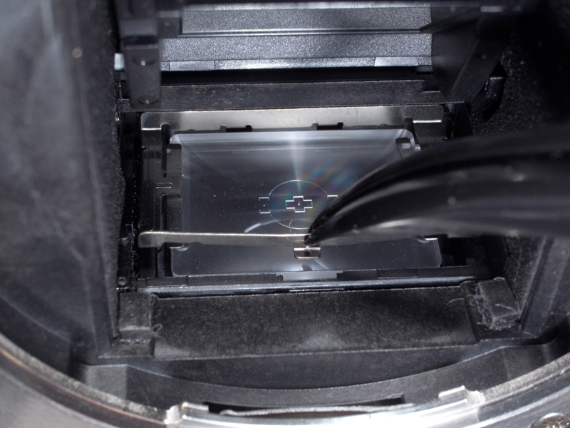 <b>するとミラーボックスに引っかかっていた爪が外れるので、そのまま押さえ板を手前に引いて取り外す</b>