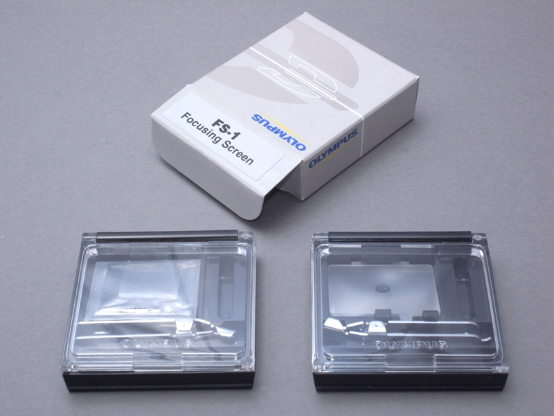 <b>フォーカシングスクリーンFS-1のパッケージング（左）。実はOMシステム用フォーカシングスクリーン（左）と同じプラスチックケースに入れられている</b>