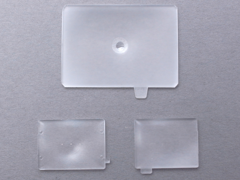 <b>参考までに、ライカ判フルサイズのOMシステム用のスクリーン（奥）と比較してみた。フォーサーズ用スクリーン（手前）がいかに小さいかがわかる</b>