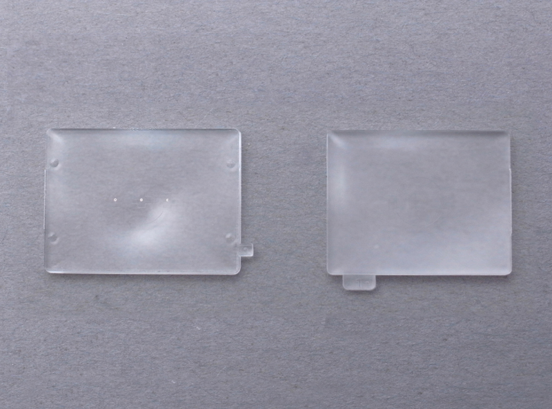 <b>E-420用スクリーン（左）と、E-1用スクリーン（右）の比較。意外なことに、ファインダー視野率の高いE-1用スクリーンのほうが若干小さい。厚みと高さは同じだが、幅が1mmほど狭いのだ。また「爪」の位置も異なる。E-1用スクリーンの幅を広げ、爪を切り取る加工をすれば、E-420に取り付け可能なはずである</b>