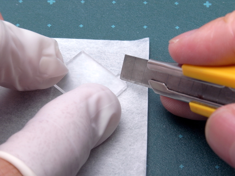 <b>まずはE-1用スクリーンの爪を切り取る。カッターで爪の基部を何度かなぞり……</b>