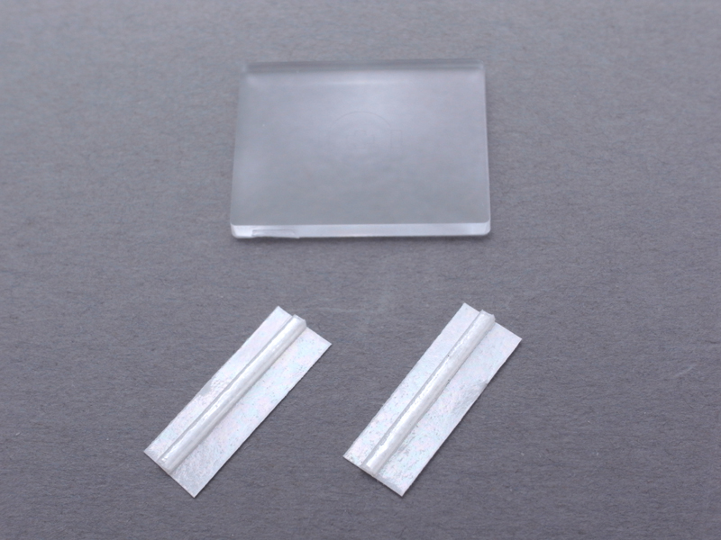 <b>プラ板をさらに長さ14mmにカットし、裏に両面テープを貼り付けるとスペーサーができ上がる</b>