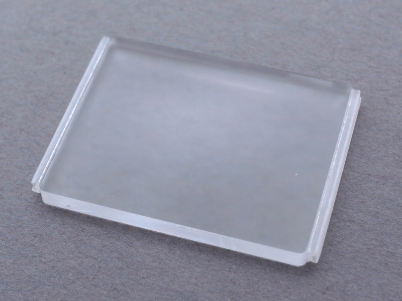 <b>スペーサーをE-1用スクリーンの両端に貼り付ける。これでE-420に装着可能な状態になる</b>