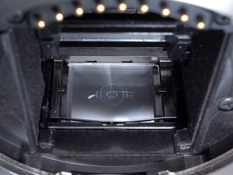 <b>押さえ板をはめる。先に奥の爪2カ所をはめ込み、そのあと手前1カ所の爪をはめ込む。これでようやく完成である</b>