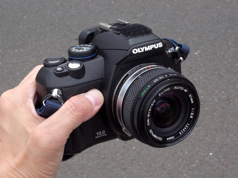 <b>スクリーンを入れ替えたE-420に、OMアダプターを介してZUIKO 21mm F3.5を装着した状態。もとよりコンパクトなレンズなので、ライカ判42mm相当のレンズとしてみても、違和感のない大きさだと言える</b>