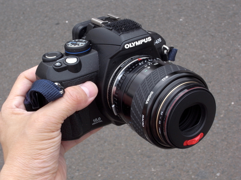 <b>ためしにこの連載の<a href="http://dc.watch.impress.co.jp/cda/labo/2009/01/26/10058.html">「ジャンクカメラで作るレンズバリア内蔵キャップ」</a>で製作したキャップを装着したら、これもベストマッチ。もとのレンズの中心部しか使わないからケラレもなく、非常に便利だ</b>