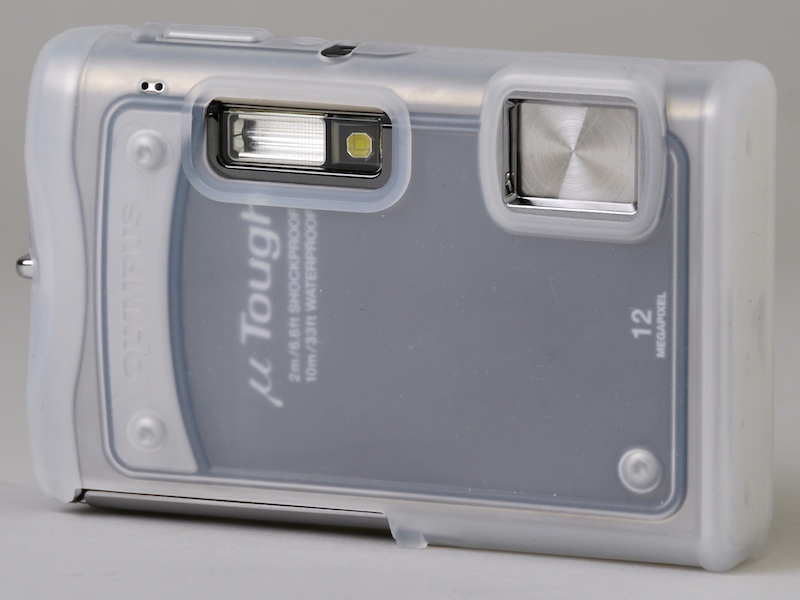 <b>CSCH-56を装着したμTOUGH-8000。CSCH-56の価格は5,250円</b>