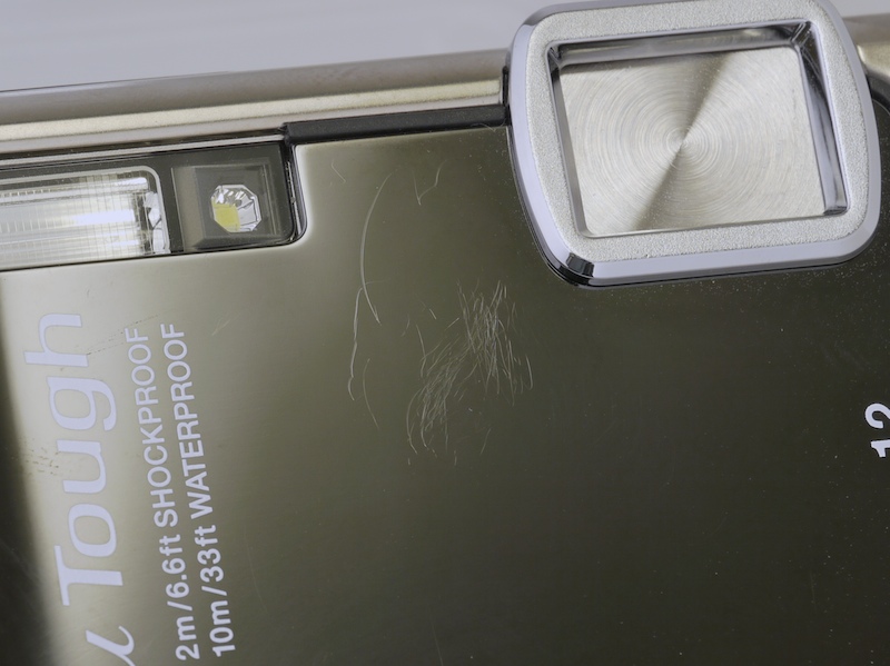 <b>光の加減で細かい傷が見えることも。ふとした拍子に気になり出すととまらない</b>