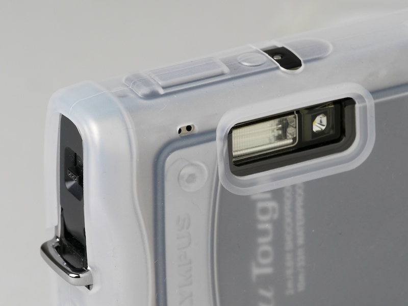 <b>ストロボやマルチコネクタカバーに加え、電源ボタン横の水中検知センサーもオープンになっている</b>