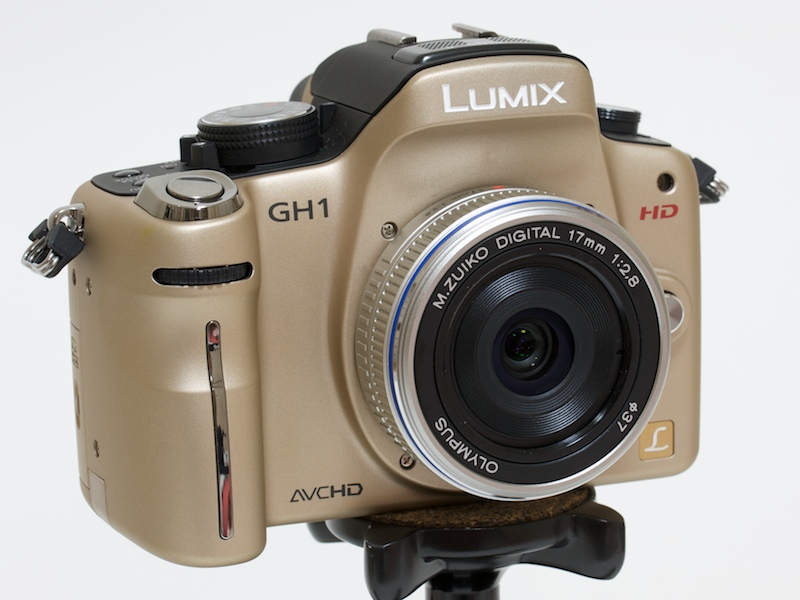 <b>M.ZUIKO DIGITAL 17mm F2.8を装着。全長22mmの薄型パンケーキスタイルのレンズだ</b>