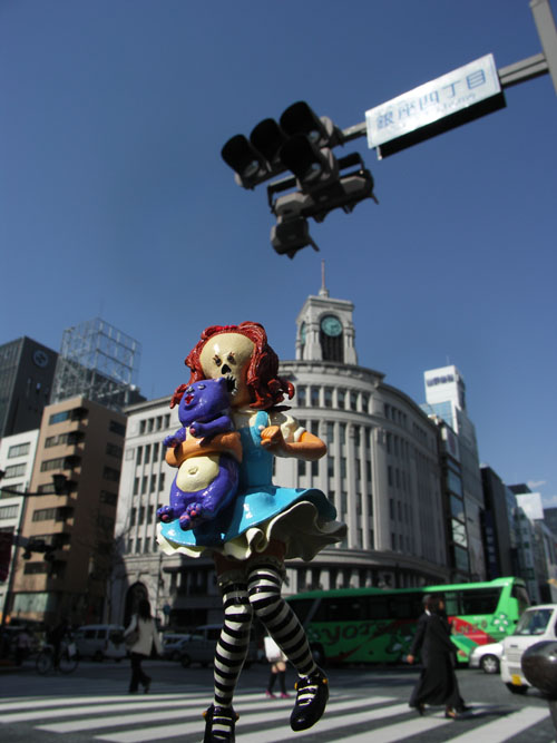 <b>ロケ地は銀座・三越前の交差点。銀座四丁目交番は目と鼻の先だが、「この交差点に交番はなかった」とタカハシさん。撮影の瞬間は、村上春樹の「1Q84」ならぬ、II008年の銀座にいたのかもしれない</b>