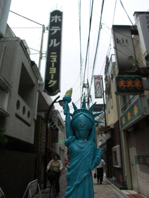 <b>このロケーションは、吉祥寺を自転車で散策していた時、偶然、見つけたそうだ。その説明の後、間髪入れずに「私が使った場所とかいうんじゃないんです」と強調していた。改めて自作品から、想像力がインスパイアされたのだろう</b>