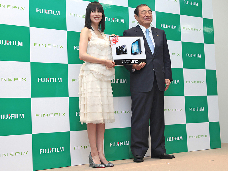 <b>柴咲さん（左）には富士フイルムからFinePix REAL 3D W1がプレゼントされた。右は古森社長</b>